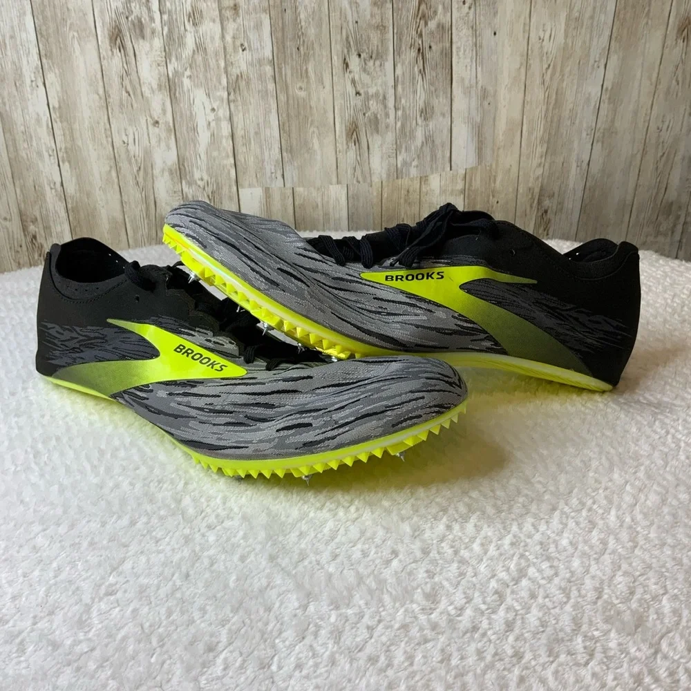Brooks ELMN8 v5 track spike shoe